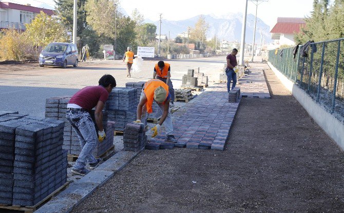 Döşemealtı’nda Kaldırımlar Renkleniyor