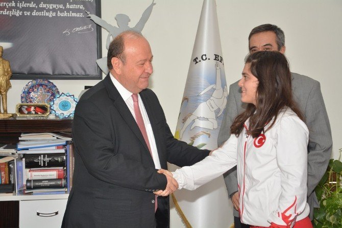 Dünya Şampiyonu Çakın’a Efeler Belediyesi’nden Destek