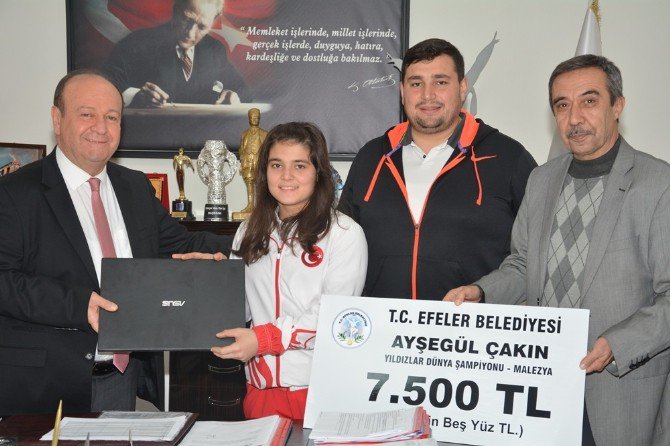 Dünya Şampiyonu Çakın’a Efeler Belediyesi’nden Destek