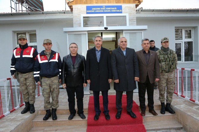 Elazığ’da Vali Ve Başkandan Polis Ve Askere Moral Ziyareti