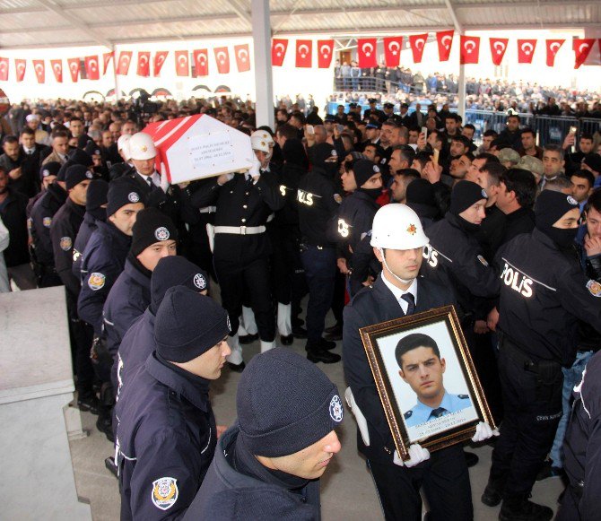 Şehit Ağabeyini Selam Durarak Son Yolculuğuna Uğurladı