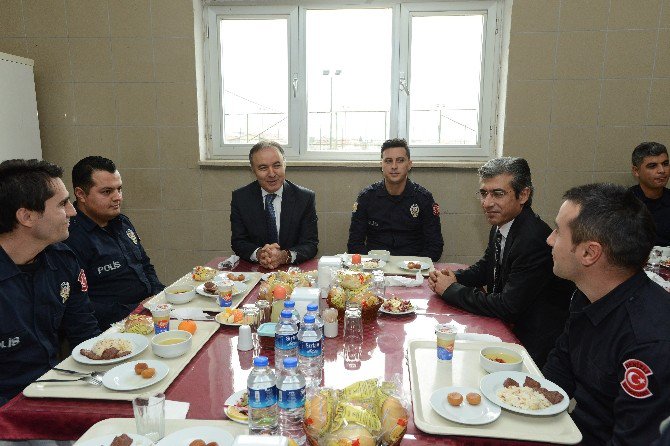 Vali Altıparmak’tan, Polise Moral Ziyareti