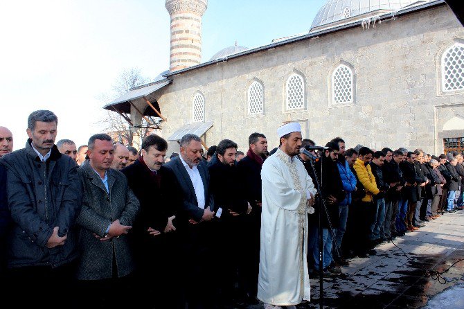 Halep’te Katledilen Siviller İçin Gıyabi Cenaze Namazı