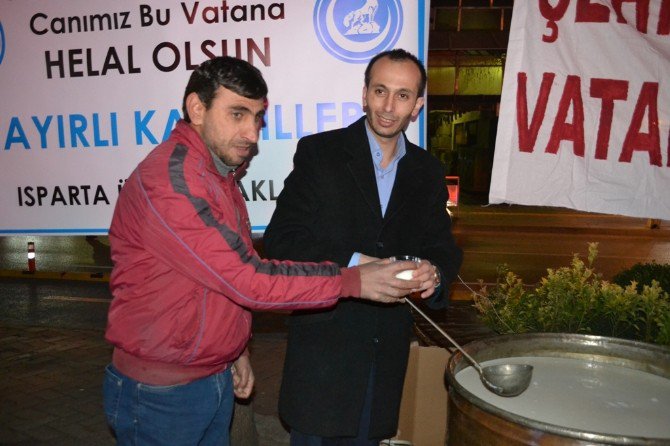 Terör Saldırısına Süt Ve Türk Bayrağı Dağıtarak Tepki Gösterdiler