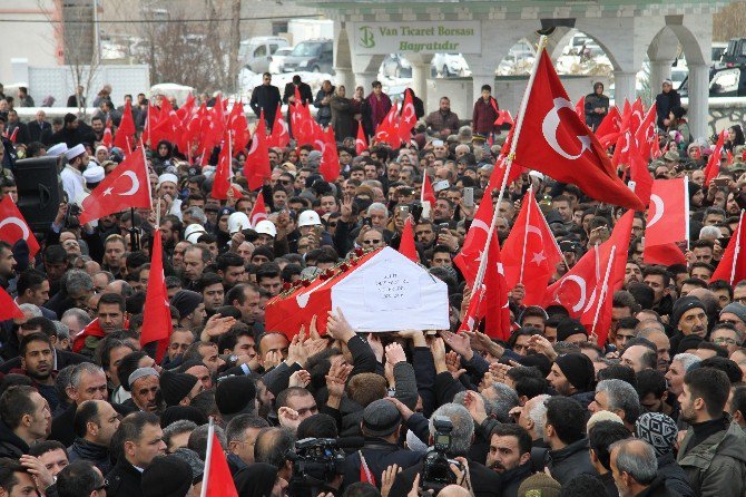 Van Şehidini Gözyaşlarıyla Uğurluyor