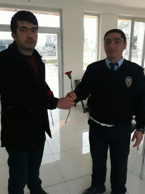 Gençlerden Polise Karanfilli Destek