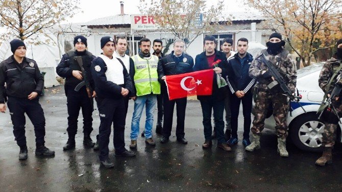 Gençlerden Polise Karanfilli Destek