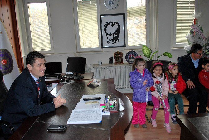 Polise Miniklerden Karanfilli Destek