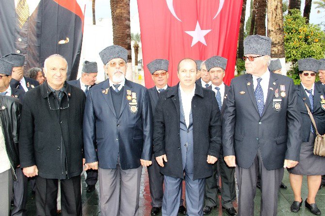 Gaziler, Şehitleri Andı Polise Karanfil Dağıttı