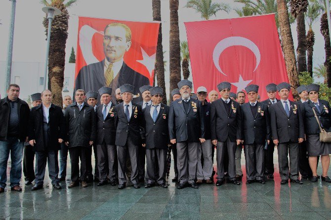 Gaziler, Şehitleri Andı Polise Karanfil Dağıttı