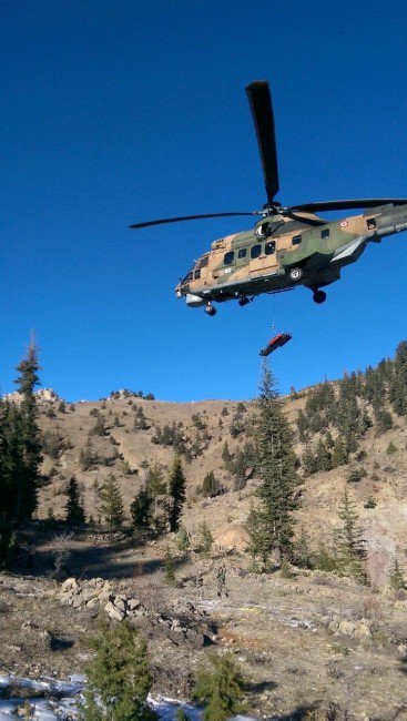 Ağaçtan Düşerek Ağır Yaralanan Şahıs Askeri Helikopterle Hastaneye Kaldırıldı