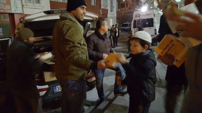 Vefa Derneği Mevlit Kandili’nde 6 Bin Kitap Dağıttı