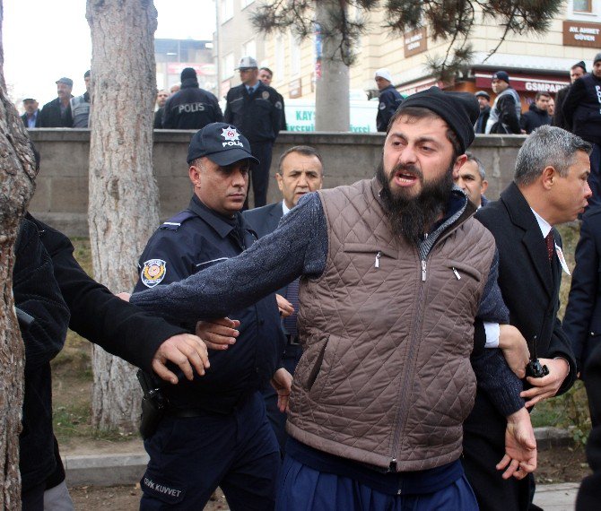 Kayseri’de Şehit Cenazesinde Chp Çelengini Parçaladılar