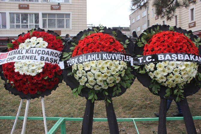 Kayseri’de Şehit Cenazesinde Chp Çelengini Parçaladılar