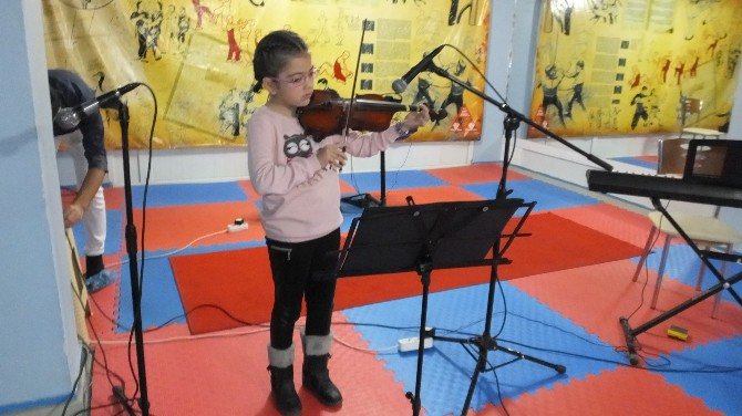 Burhaniye’de Minikler Hünerlerini Sergiledi