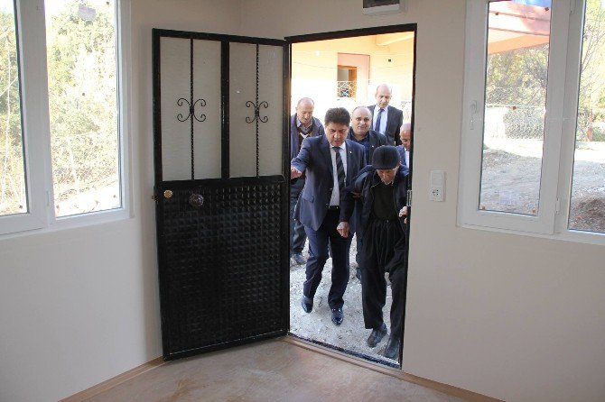 Yangında Evini Kaybeden 92 Yaşındaki Hasan Dedeye Prefabrik Ev