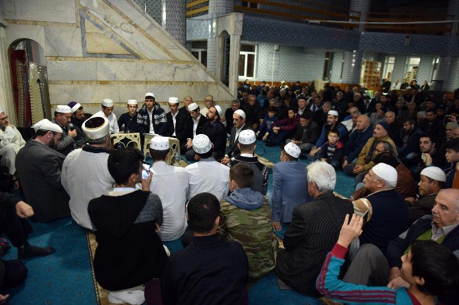 Kepez Belediyesi Kandilde Lokma Dağıttı