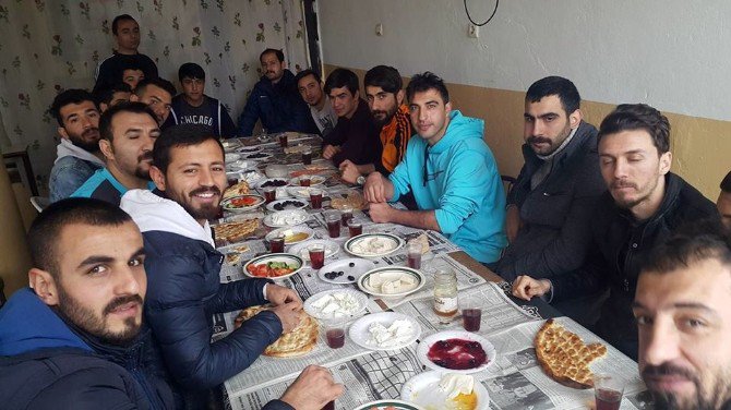 Kendi Sahalarında Oynamak İçin 170 Kilometre Yol Gidiyorlar