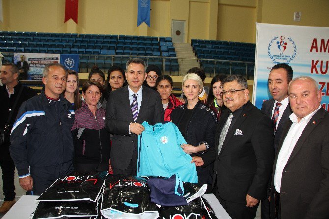 Bilecik’te Amatör Spor Kulüplerine Malzeme Yardımı Yapıldı