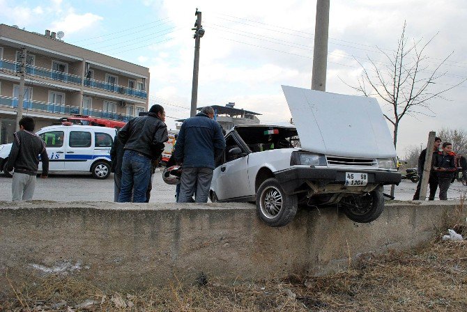 Elektrik Direğine Çarpan Sürücü Aracını Bırakıp Kaçtı