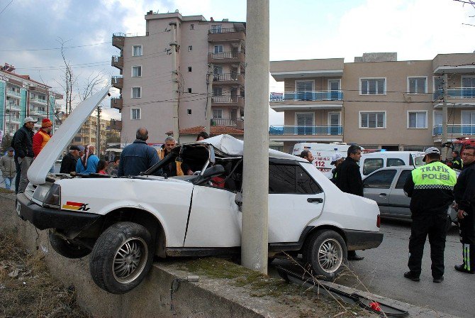 Elektrik Direğine Çarpan Sürücü Aracını Bırakıp Kaçtı