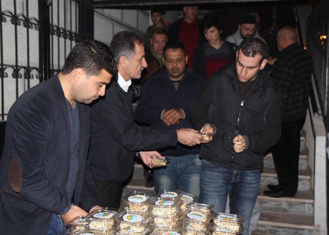 Toroslar’da Kandil Simidi Dağıtıldı