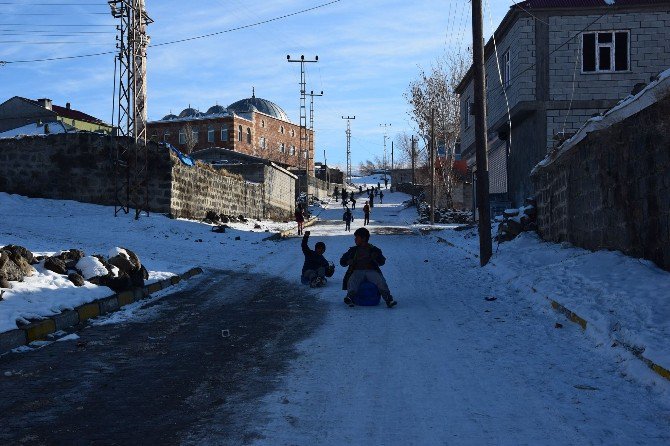 Kar Yağışı Çocuklar İçin Eğlence Oldu