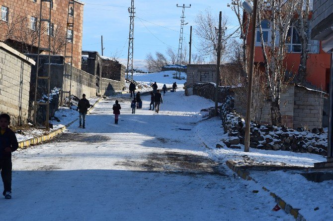 Kar Yağışı Çocuklar İçin Eğlence Oldu