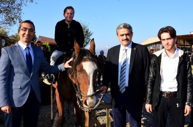 Özel Çocuklar At Üzerinde Terapiyle Hayata Bağlanmaya Devam Ediyor