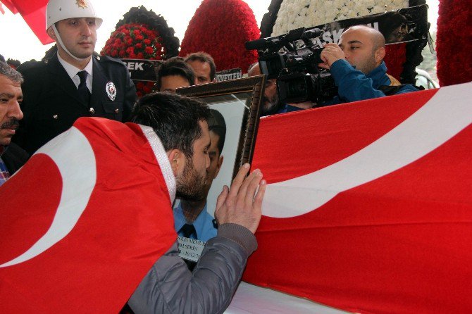 Şehit Ağabeyini Selam Durarak Son Yolculuğuna Uğurladı