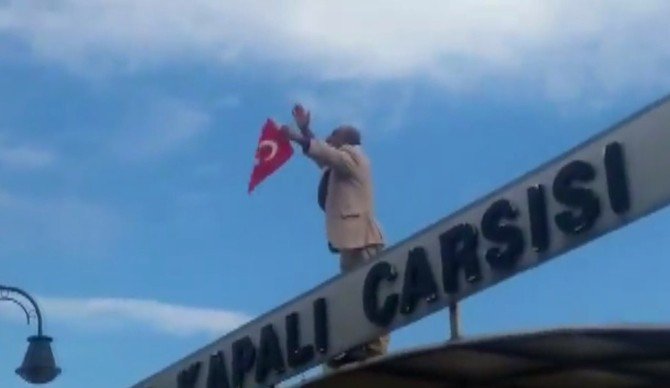 Şehit Haberlerine Dayanamayan Vatandaş Meydanda Tek Başına Eylem Yaptı