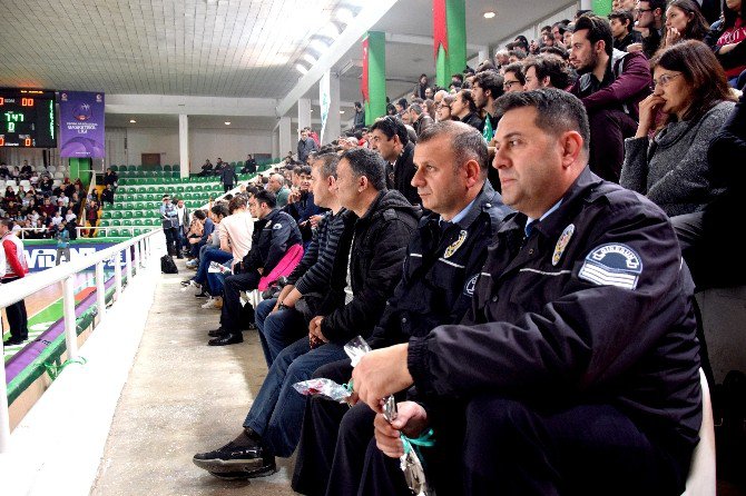 Yeşilgiresun Belediyespor Taraftarından Polislere Karanfil