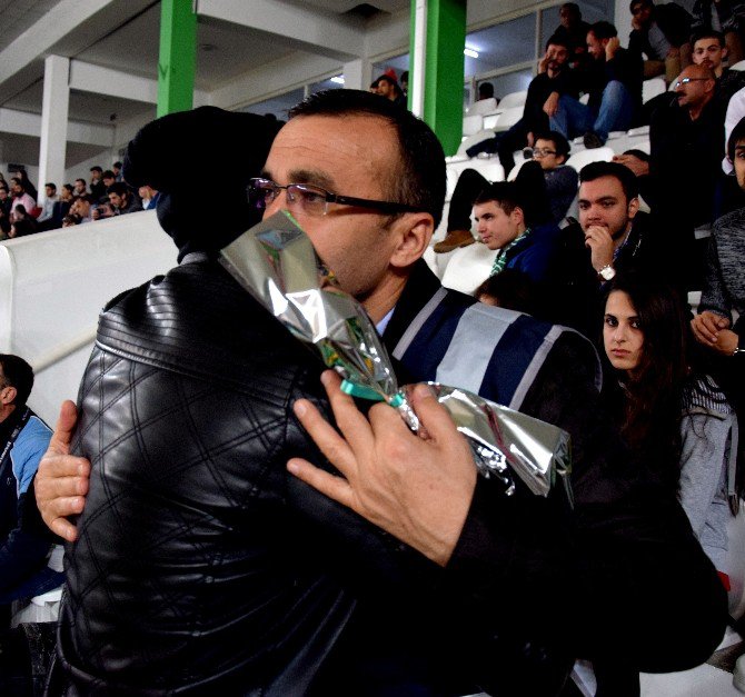 Yeşilgiresun Belediyespor Taraftarından Polislere Karanfil