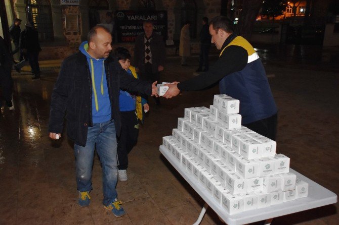 Mevlid Kandili Dolayısıyla Vatandaşlara 5 Bin Kutu Kandil Simidi İkram Edildi