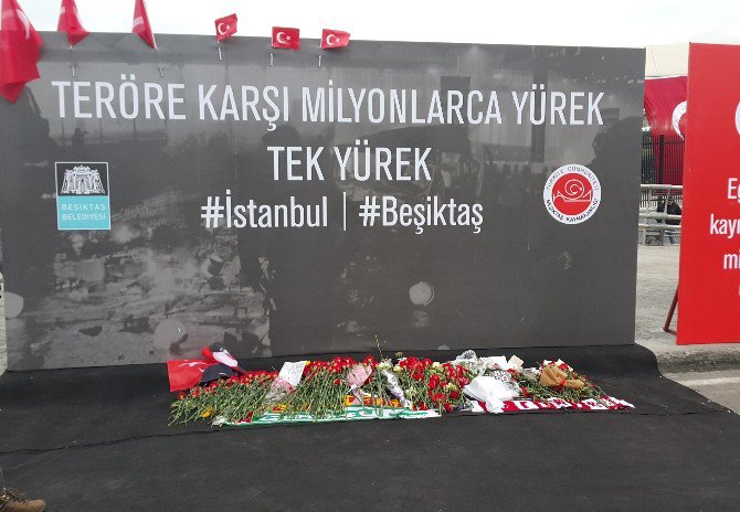 Beşiktaş Şehitlerine Karanfilli Anma