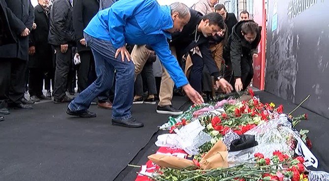 Beşiktaş Şehitlerine Karanfilli Anma