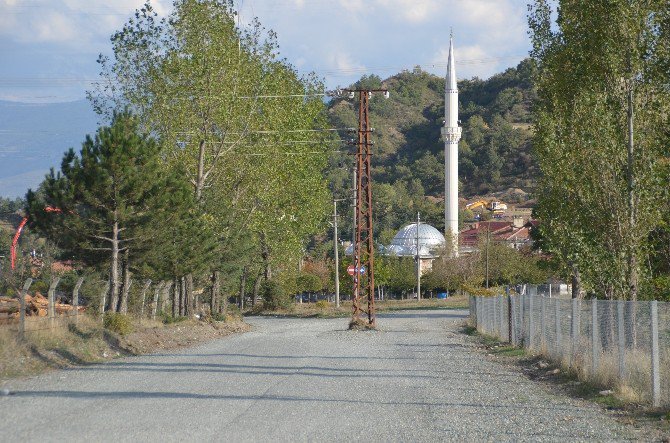Tosya’da Yol Ortasında Kalan Elektrik Direği Kaldırıldı