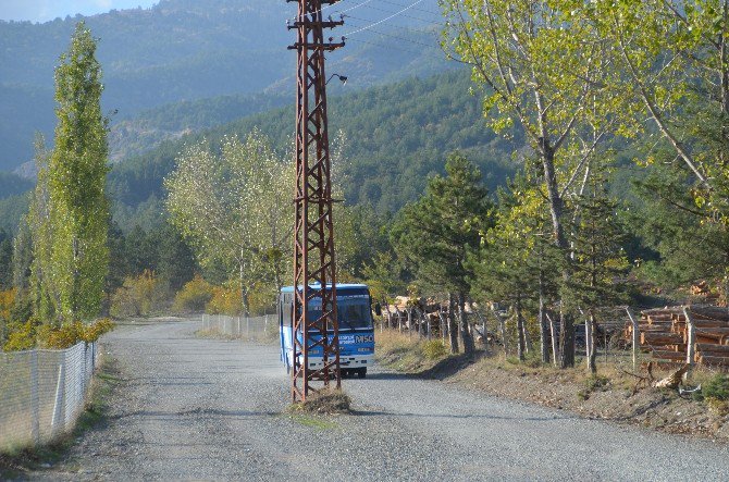 Tosya’da Yol Ortasında Kalan Elektrik Direği Kaldırıldı