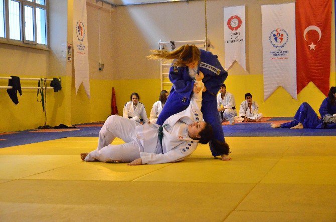 Adana’da Okullarası Gençler Judo Müsabakaları Tamamlandı