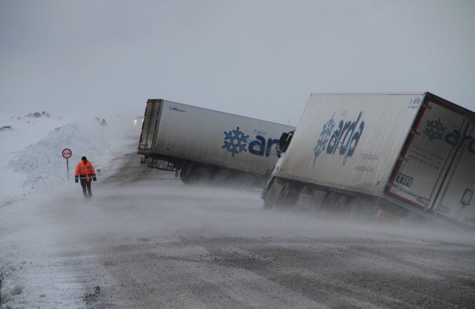 Ardahan’da Tipi Ulaşımı Aksatıyor