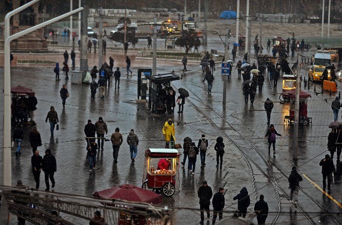 Taksim’de Kar Yağışı