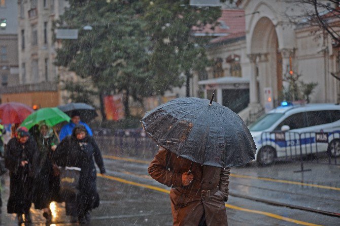 Taksim’de Kar Yağışı