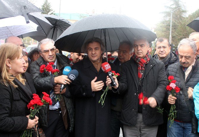 Beyoğlu Belediye Başkanı Demircan Ve Egd Üyeleri Şehitler Tepesi’ne Karanfil Bıraktı