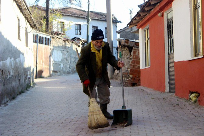 Çevreci Dede Tek Başına Koca Köyü Temizliyor