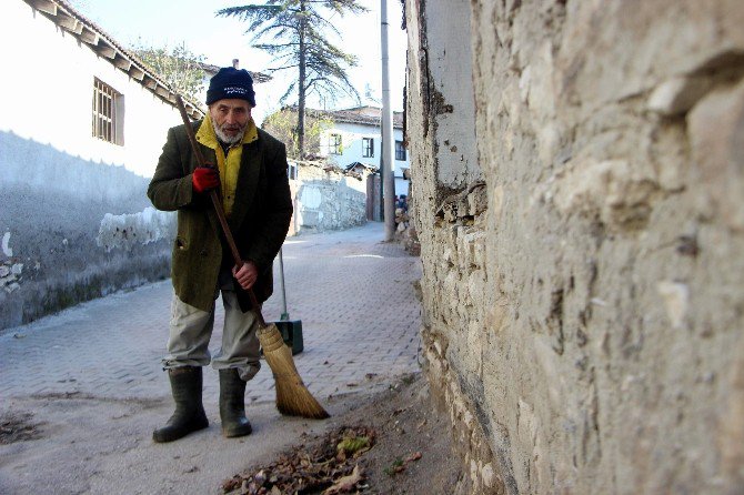 Çevreci Dede Tek Başına Koca Köyü Temizliyor