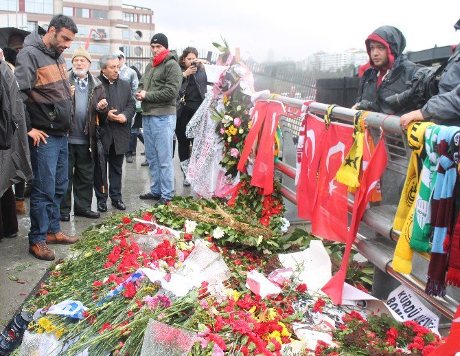 Beyoğlu Belediye Başkanı Demircan Ve Egd Üyeleri Şehitler Tepesi’ne Karanfil Bıraktı