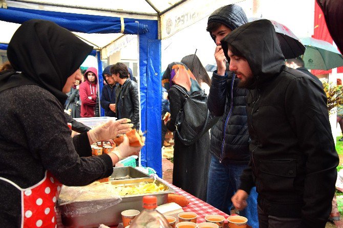 Öğrenciler Yağmura Aldırmadan Hamsinin Keyfini Çıkardılar