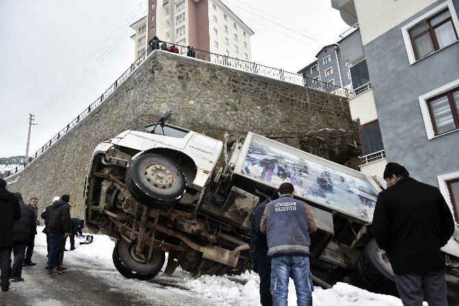 Gümüşhane’de Çöp Kamyonu Devrildi: 1 Yaralı