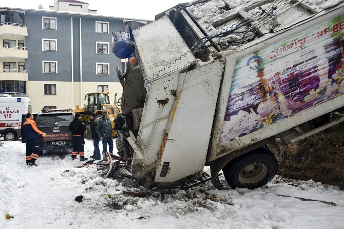 Gümüşhane’de Çöp Kamyonu Devrildi: 1 Yaralı