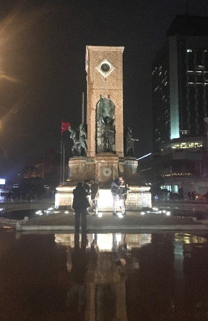 Taksim Meydanı’nda Kar Yağışı Etkili Oluyor